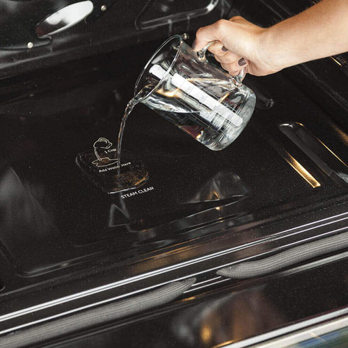 Capacidad y versatilidad en horno: su capacidad y variedad de acomodo permite cocinar
varios platillos simultáneamente.